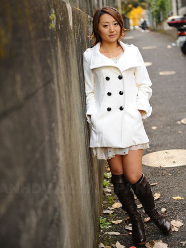 Pretty Asian Doll Yuu Shiraishi Just Walks Along The Autumn City And Looks Exciting