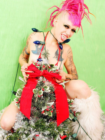 Petite Alt Chick Roxy Contin With Pink Hair And Bald Pussy Pretends That She's The Xmas Tree
